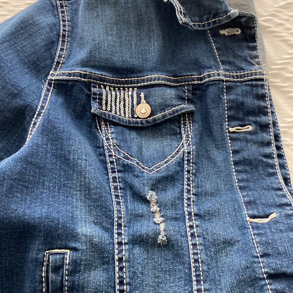 Vintage jean jacket distressed. - Picture 6 of 9